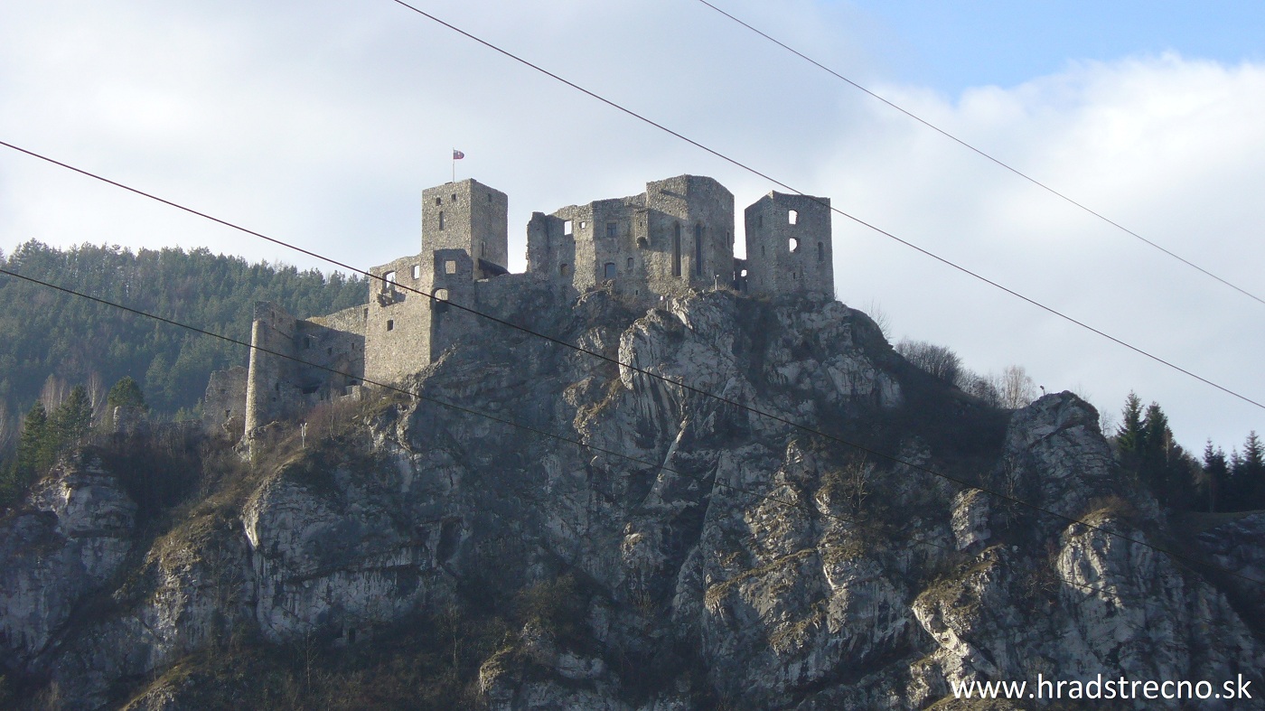 Strečno hrad od rieky Váh