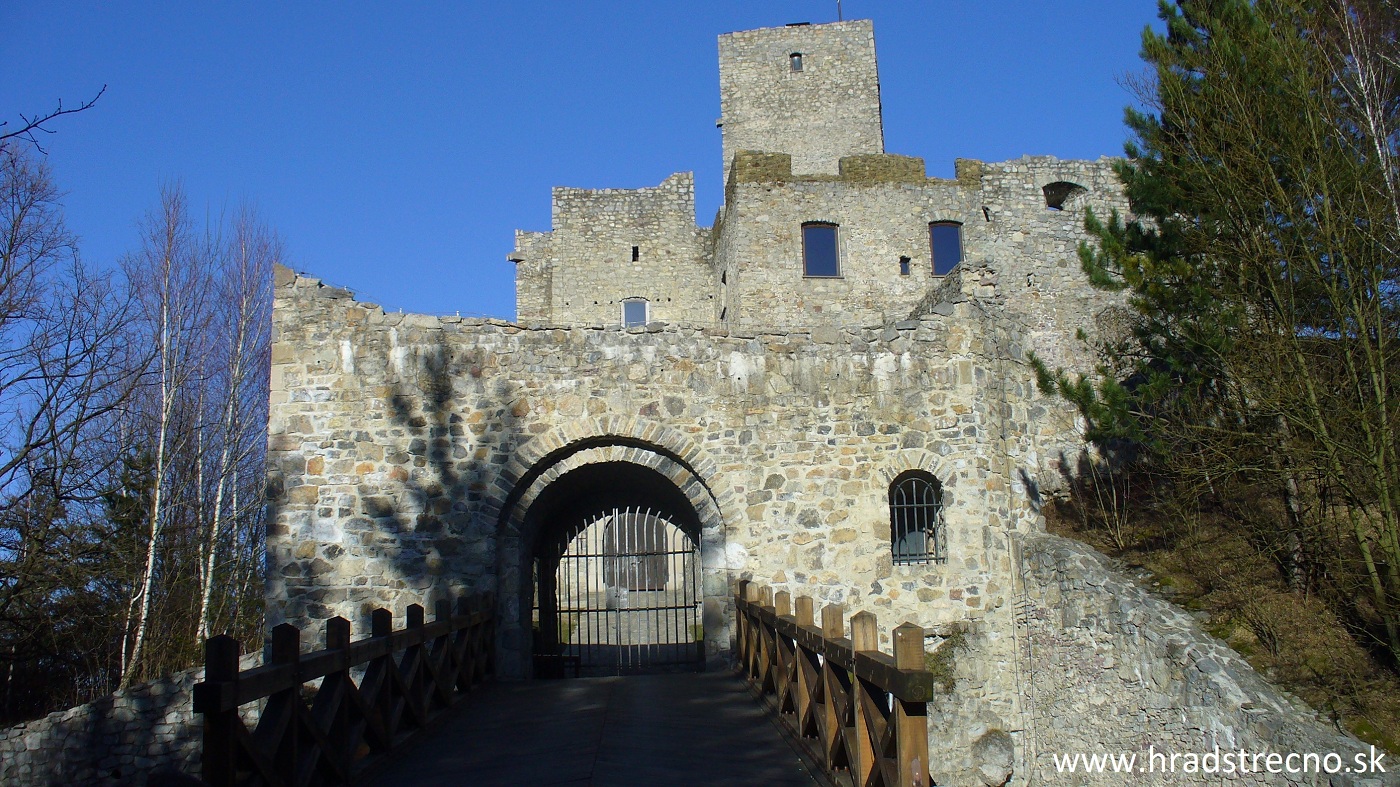 Strečno hrad pred vstupnou bránou